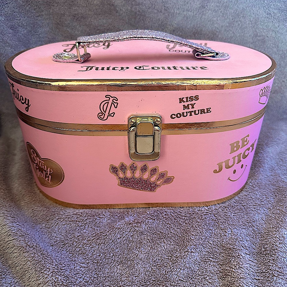 Portable makeup bag that’s in amazing condition from brand Juicy Couture.